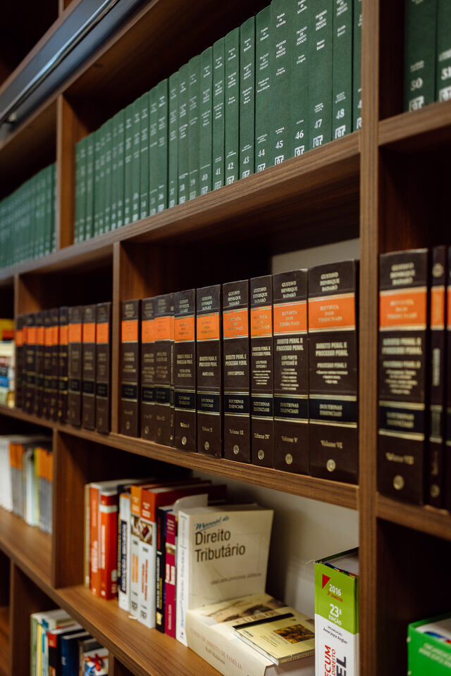 Biblioteca técnica da Recon com coleções de direito tributário, societário e contabilidade