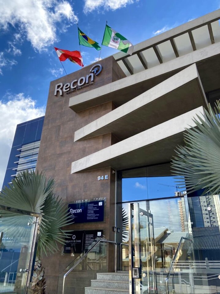 Fachada da sede da Recon em Chapecó, com as bandeiras de Santa Catarina, do Brasil e de Chapecó hasteadas